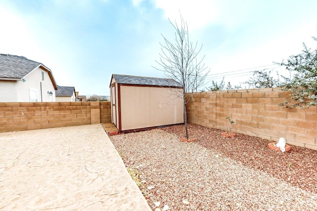 view of yard featuring a shed