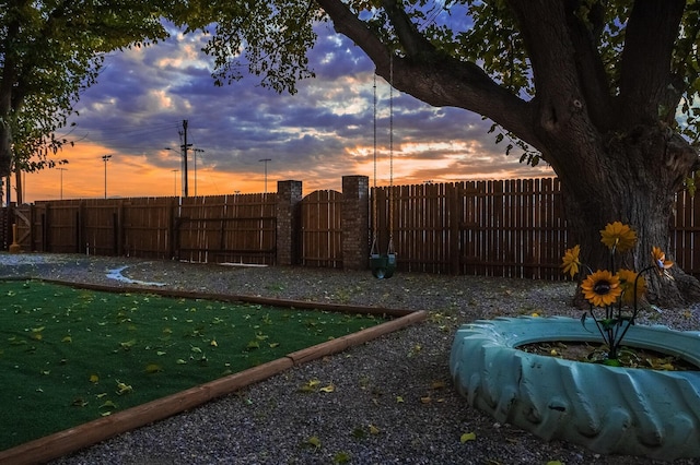 view of yard at dusk