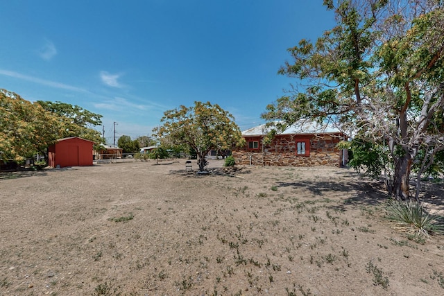 view of yard featuring a shed