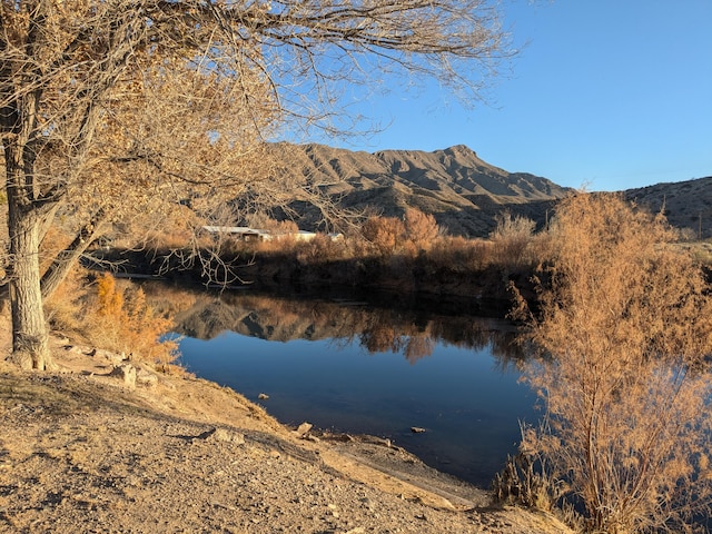 water view featuring a mountain view