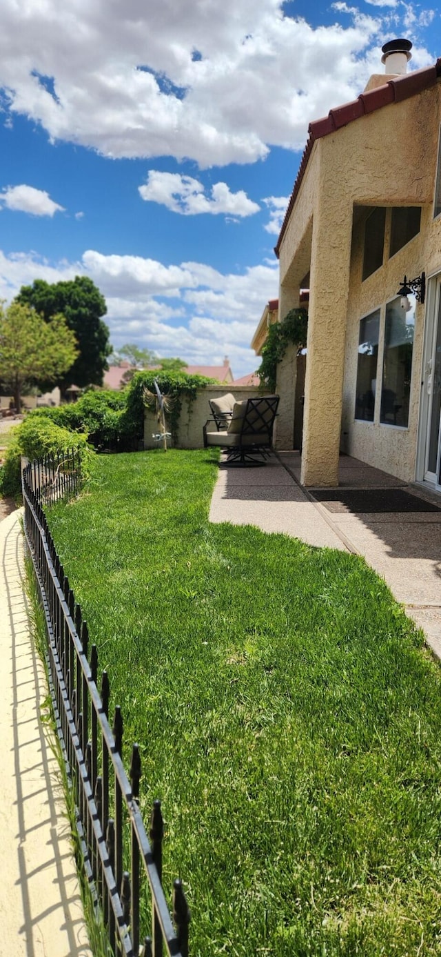 view of yard featuring a patio area