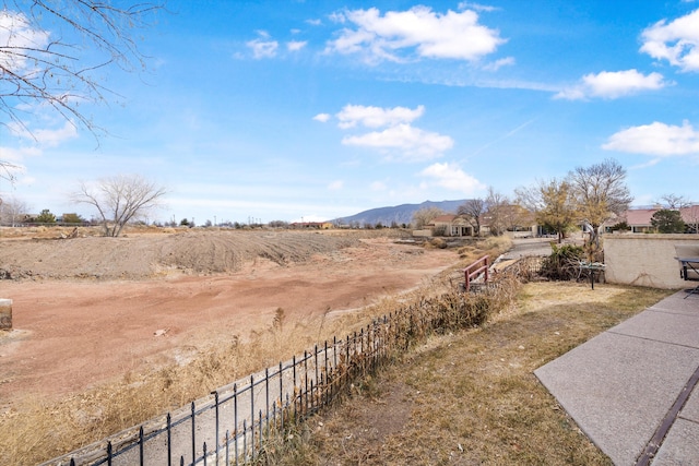 view of yard featuring a mountain view