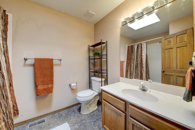 bathroom featuring vanity, curtained shower, toilet, and a textured ceiling