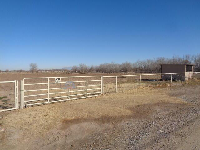 240 Sutton Ln, Bosque Farms, NM 87068