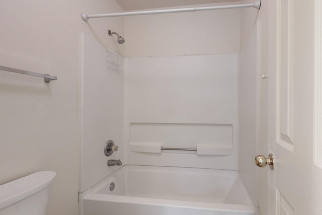 bathroom featuring toilet and washtub / shower combination