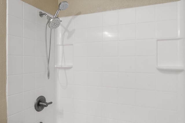 room details with tiled shower / bath combo