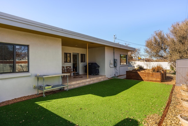 view of yard featuring a patio