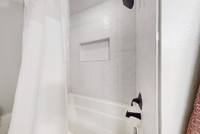 bathroom featuring shower / tub combo