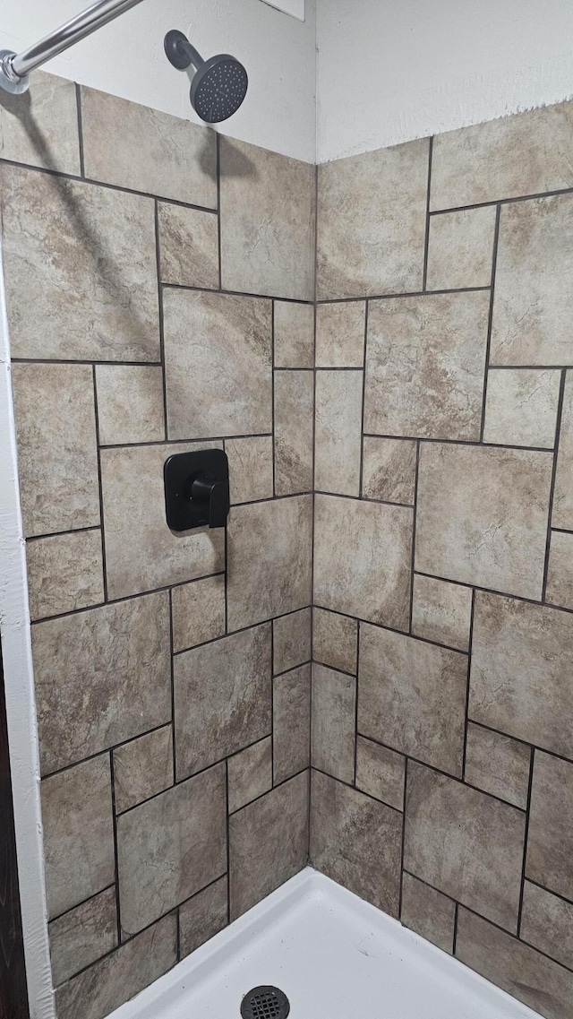 bathroom featuring a tile shower