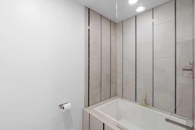 bathroom featuring tiled shower / bath