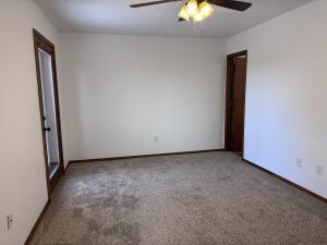 carpeted empty room with ceiling fan