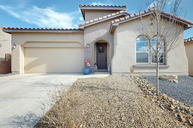 view of front facade featuring a garage