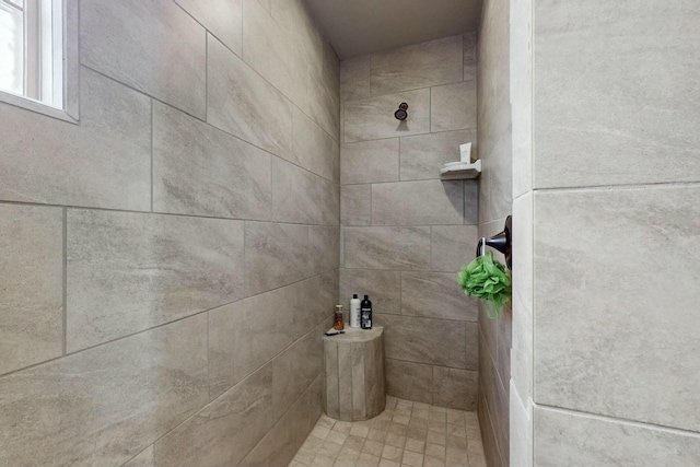 bathroom featuring tiled shower