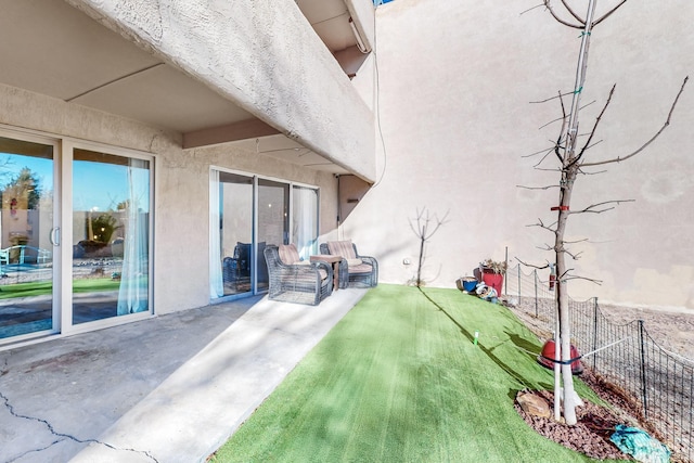 view of yard featuring a patio area