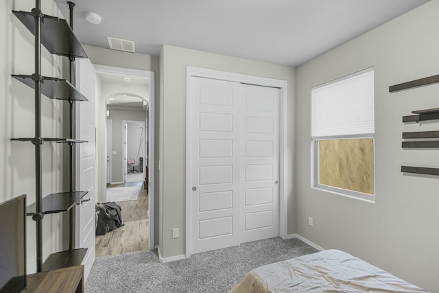 bedroom featuring carpet floors and a closet