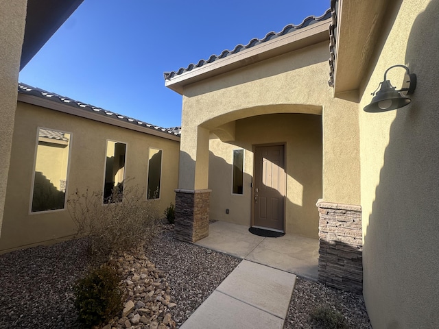 property entrance featuring a patio