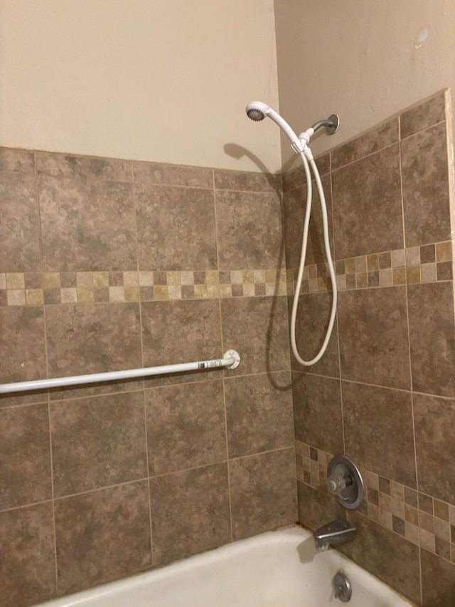 bathroom featuring tiled shower / bath