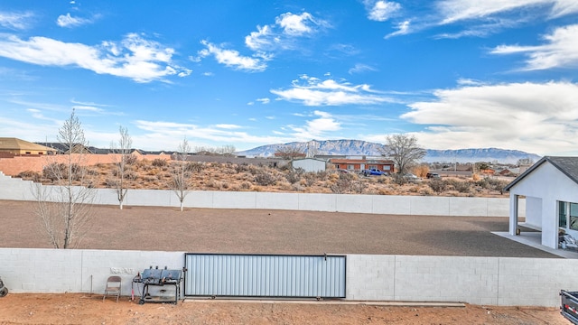 view of yard featuring a mountain view