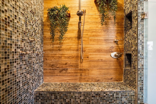 bathroom featuring a tile shower