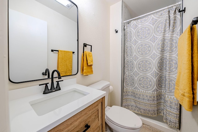 full bathroom featuring a shower with shower curtain, vanity, and toilet