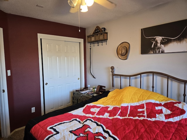 bedroom featuring a textured ceiling, ceiling fan, and a closet