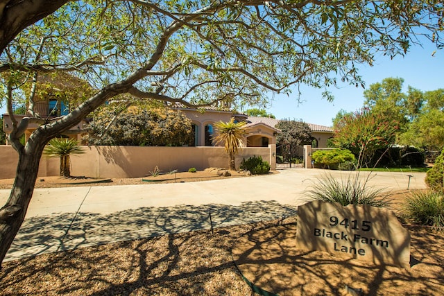 view of front of property