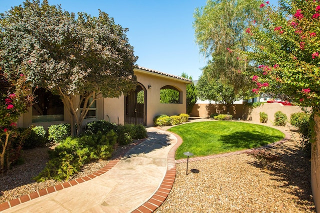 view of front of property featuring a front lawn