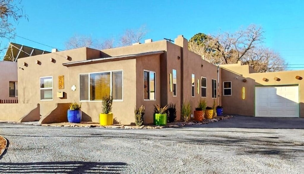 view of front facade featuring a garage