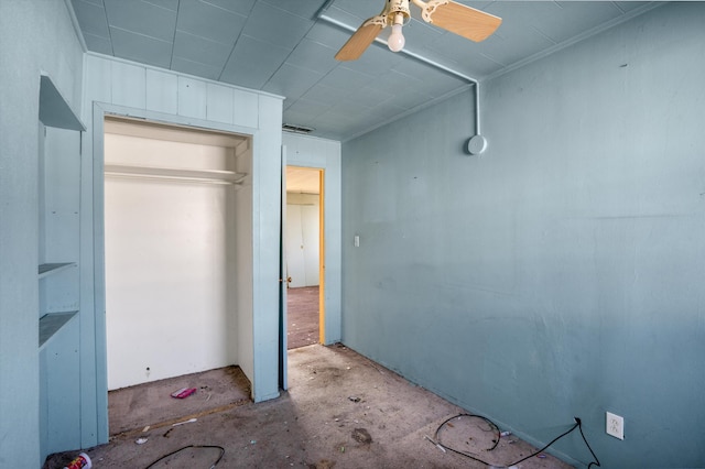 unfurnished bedroom featuring ceiling fan and a closet