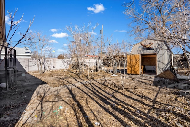 view of yard with a storage shed