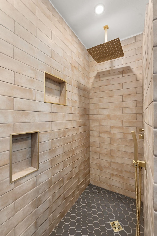 bathroom featuring tiled shower