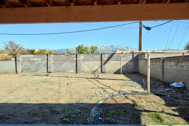 view of yard featuring a mountain view