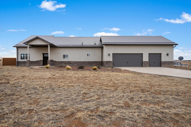 view of front of property featuring a garage and a front yard