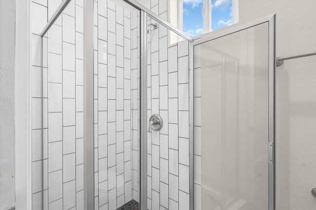 bathroom featuring a tile shower