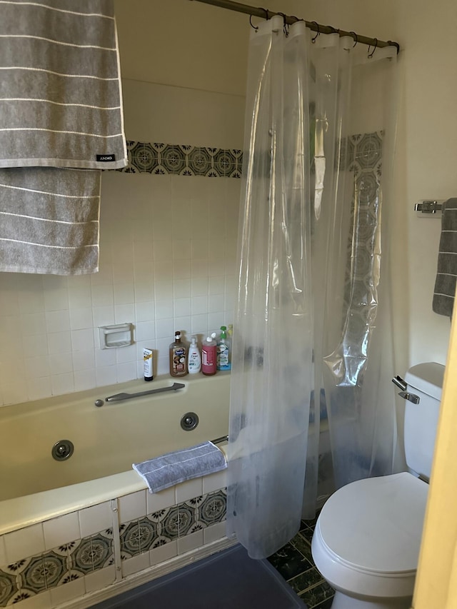 bathroom featuring toilet and shower / bath combo with shower curtain