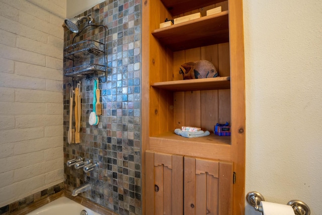 bathroom featuring tiled shower / bath