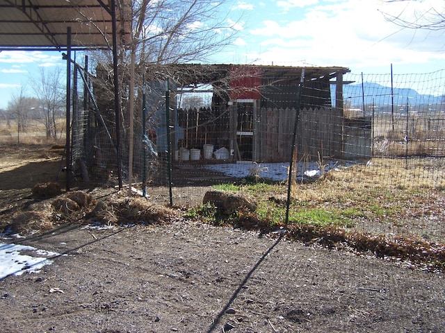 view of yard featuring a mountain view and an outdoor structure