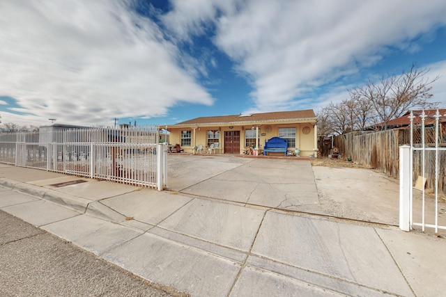 view of front facade featuring a fenced front yard and stucco siding