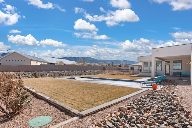 view of yard featuring a mountain view