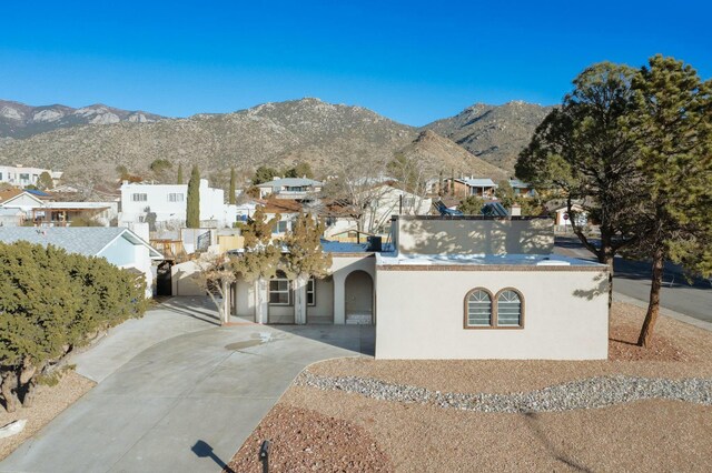 view of front of house featuring a mountain view