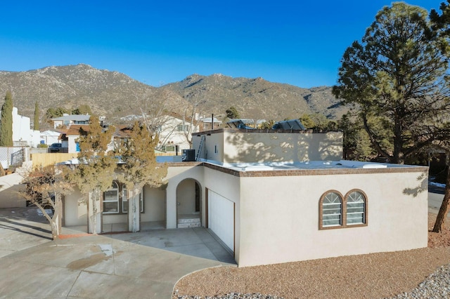 view of front facade featuring stucco siding and a mountain view