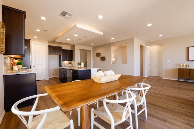 dining area featuring baseboards, dark wood-type flooring, visible vents, and recessed lighting