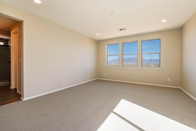 spare room with baseboards, carpet floors, visible vents, and recessed lighting