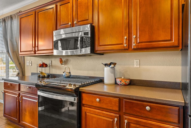 kitchen with backsplash and appliances with stainless steel finishes