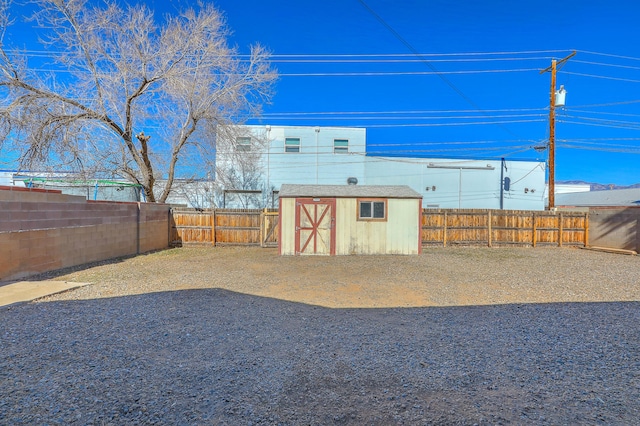 view of yard featuring a storage shed