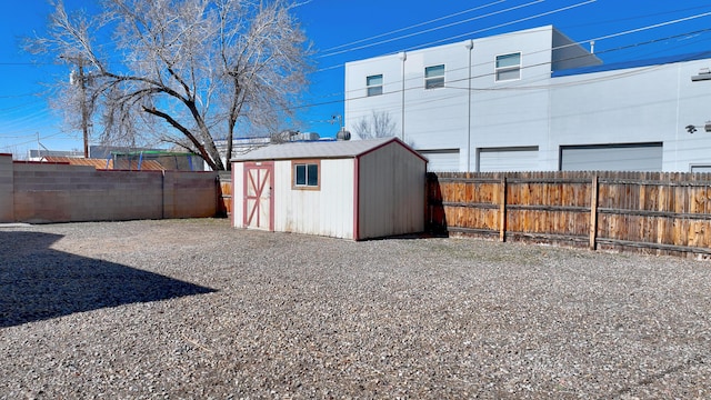 view of yard with a shed