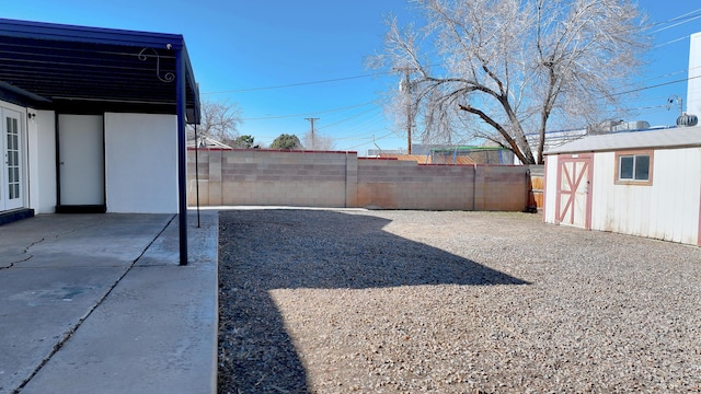 view of yard featuring a storage shed