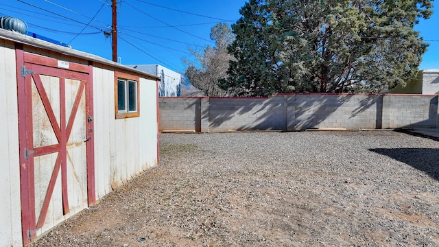 view of yard featuring a storage unit