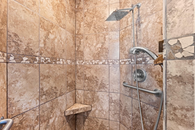 room details featuring a tile shower