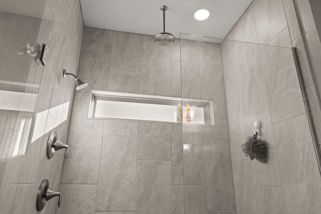 bathroom featuring tiled shower